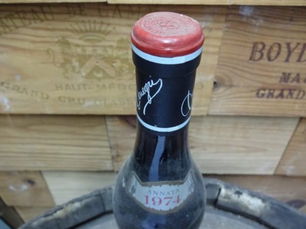 1974 wijn, wijn uit geboortejaar, speciaal wijncadeau. bijzondere wijn cadeau, kaasplankje met wijn cadeau-capsule