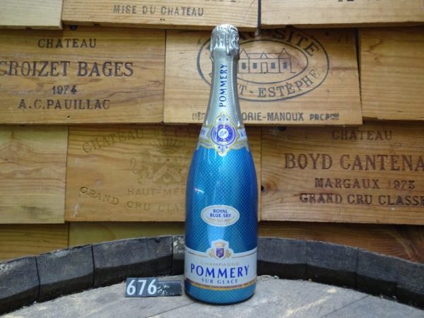 champagne pommery royal blue sky,cadeau voor hem, beste wijn cadeau, unieke wijnen, wijn uit geboortejaar, drank uit geboortejaar, cadeau ideeen 70 jaar